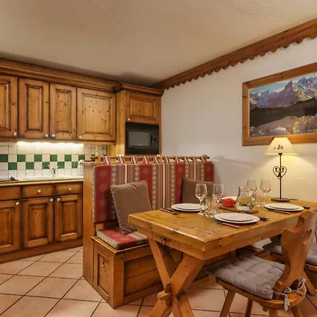 Grepon -city Center - Free Swimming Pool, Sauna, Gym - Free Parking - By Cozee Apartment