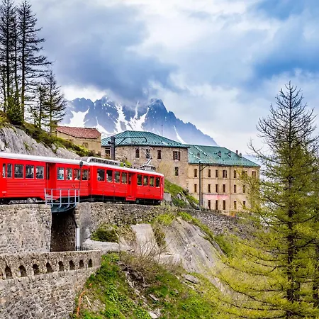 Grepon -city Center - Free Swimming Pool, Sauna, Gym - Free Parking - By Cozee