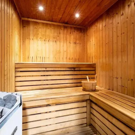 Grepon -city Center - Free Swimming Pool, Sauna, Gym - Free Parking - By Cozee *